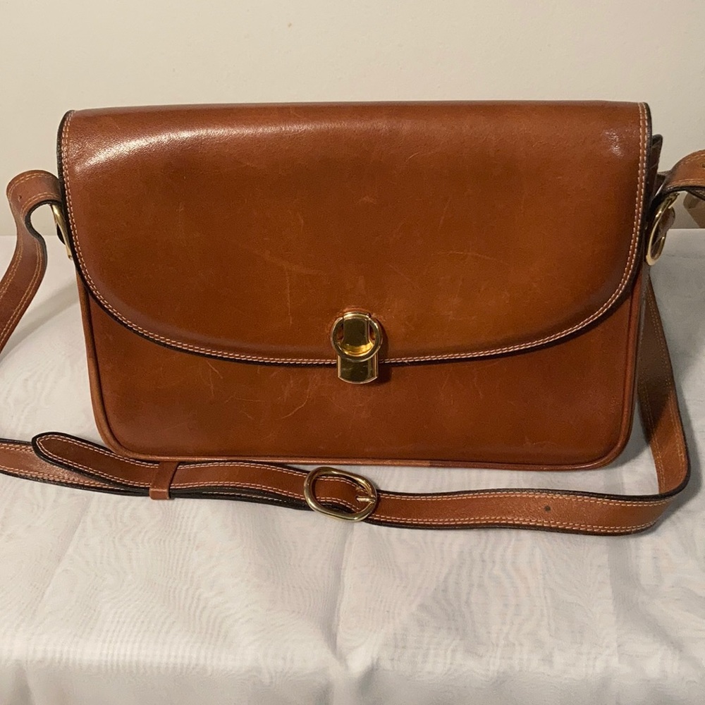 Sleek ladies purse made by Steve’s fine leather